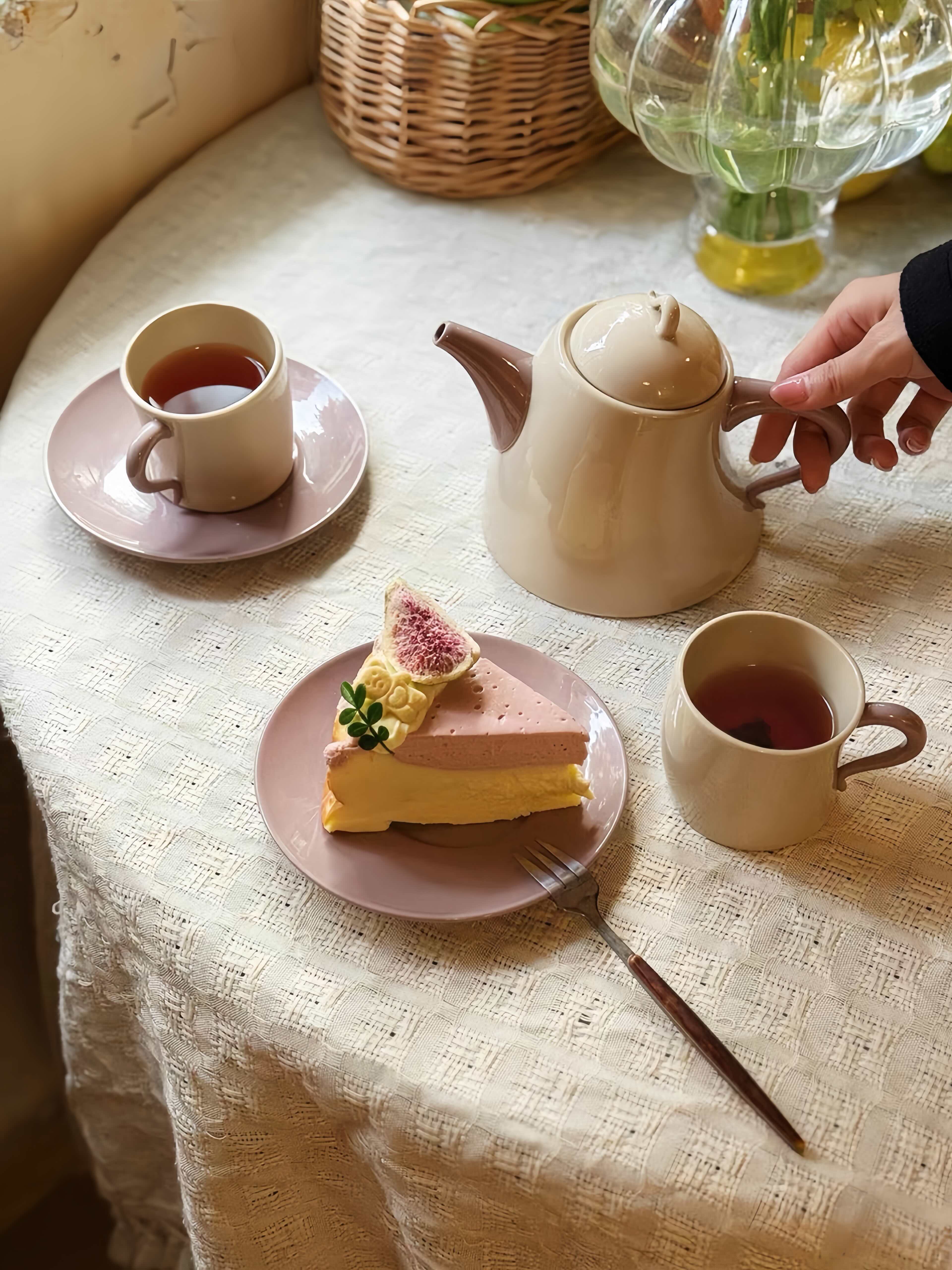 ベヨネッタ ティーセット Postmodern Whimsy Wiggle Handle Ceramic Tea Set with Teapot and