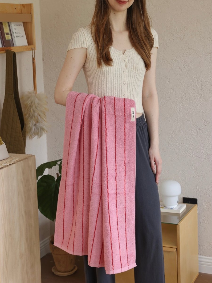 Retro Whimsical Pink Stripe Bath Towel — 100% Long - Staple Cotton, Soft, Plush & Absorbent - Retro Whimsy Pink Pin Stripe Bath Towel - 140*70cm - INSPECIAL HOME