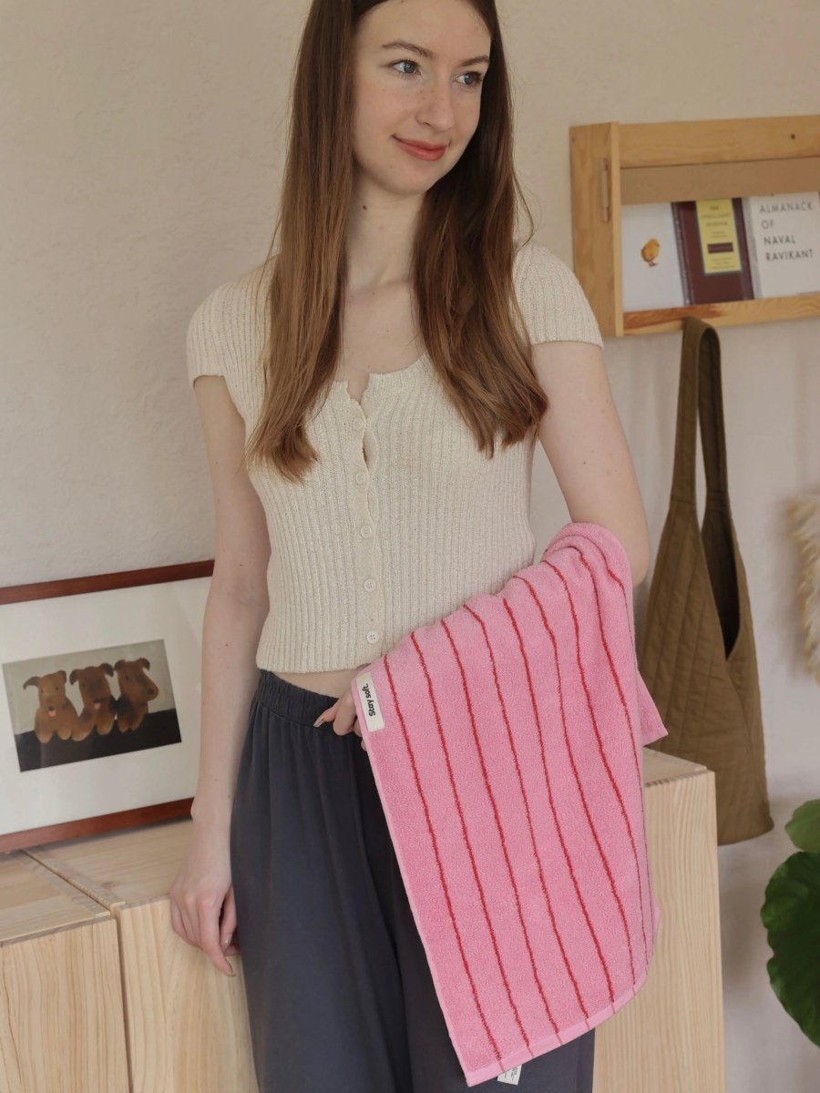 Retro Whimsical Pink Stripe Bath Towel — 100% Long - Staple Cotton, Soft, Plush & Absorbent - Retro Whimsy Pink Pin Stripe Bath Towel - 140*70cm - INSPECIAL HOME