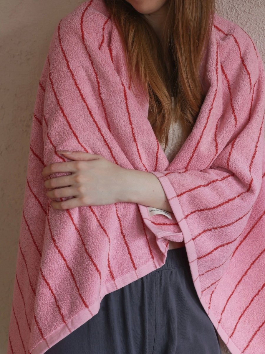 Retro Whimsical Pink Stripe Bath Towel — 100% Long - Staple Cotton, Soft, Plush & Absorbent - Retro Whimsy Pink Pin Stripe Bath Towel - 140*70cm - INSPECIAL HOME