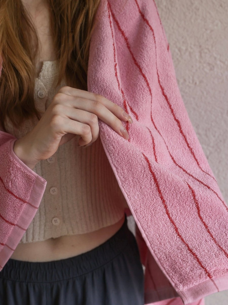 Retro Whimsical Pink Stripe Bath Towel — 100% Long - Staple Cotton, Soft, Plush & Absorbent - Retro Whimsy Pink Pin Stripe Bath Towel - 140*70cm - INSPECIAL HOME